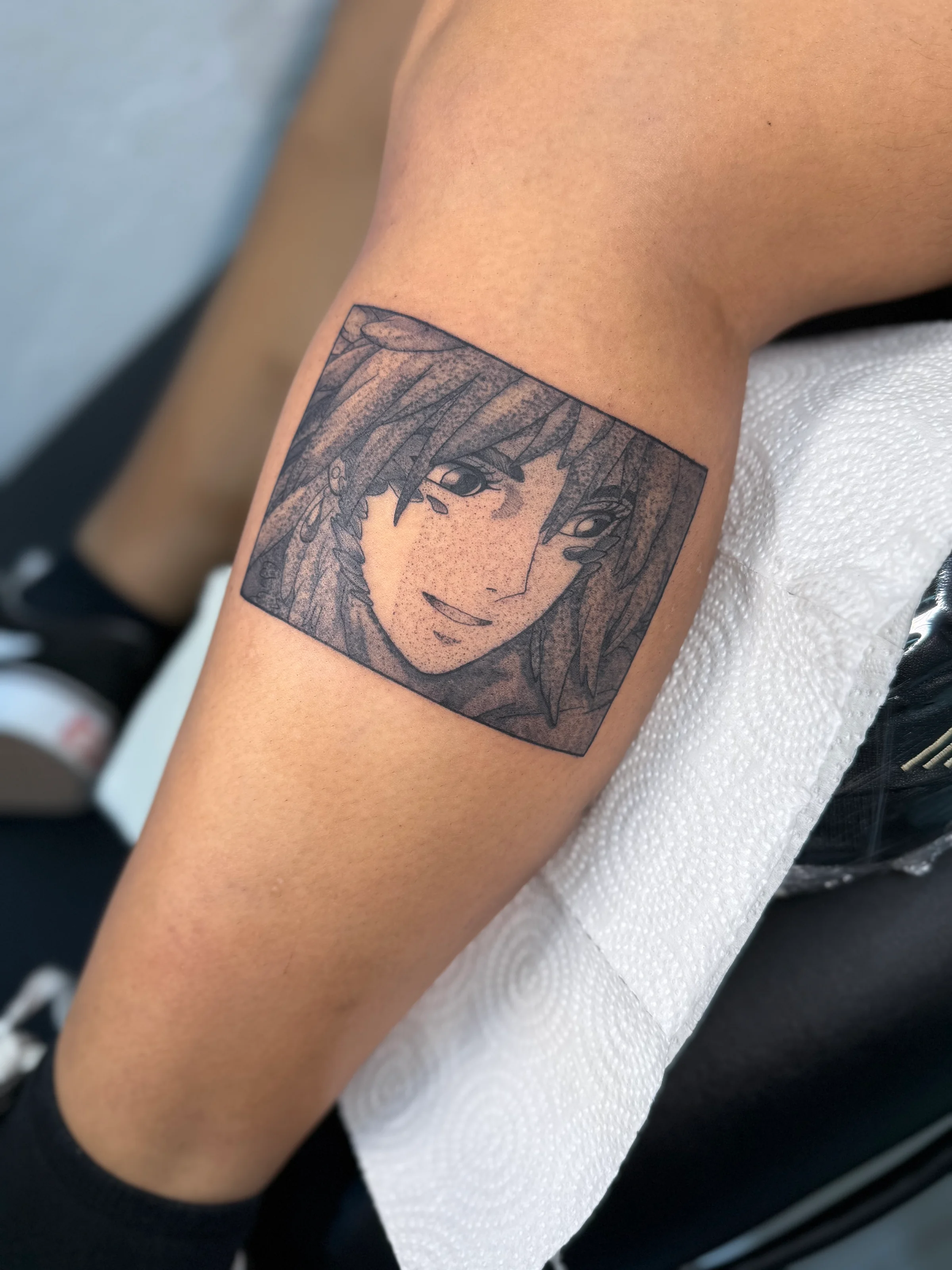 Tatuaje anime blanco y negro